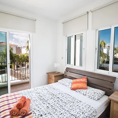 Βίλα Three Bedrooms 1273 *